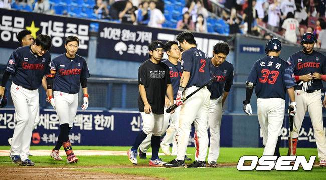[OSEN=잠실, 지형준 기자] 두산이 롯데의 5연속 위닝시리즈 도전을 막아섰다.&nbsp;프로야구 두산 베어스는 2일 서울 잠실구장에서 열린 2026 신한 SOL KBO리그 롯데 자이언츠와의 시즌 12차전에서 8-3으로 승리했다.&nbsp;두산은 전날 연장 패배를 설욕하며 주중 3연전을 위닝시리즈로 마무리했다. 시즌 40승 2무 39패. 최근 3연속 위닝시리즈에 성공했다. 반면 최근 5연속 위닝시리즈가 좌절된 롯데는 34승 2무 43패가 됐다.&nbsp;경기를 마치고 롯데 선수들이 패배를 아쉬워하고 있다. 2026.07.02 / jpnews@osen.co.kr