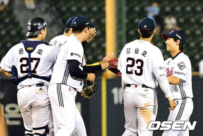 [OSEN=잠실, 지형준 기자] 두산이 롯데의 5연속 위닝시리즈 도전을 막아섰다.&nbsp;프로야구 두산 베어스는 2일 서울 잠실구장에서 열린 2026 신한 SOL KBO리그 롯데 자이언츠와의 시즌 12차전에서 8-3으로 승리했다.&nbsp;두산은 전날 연장 패배를 설욕하며 주중 3연전을 위닝시리즈로 마무리했다. 시즌 40승 2무 39패. 최근 3연속 위닝시리즈에 성공했다. 반면 최근 5연속 위닝시리즈가 좌절된 롯데는 34승 2무 43패가 됐다.&nbsp;경기를 마치고 두산 선수들이 승리 하이파이브를 하고 있다. 2026.07.02 / jpnews@osen.co.kr