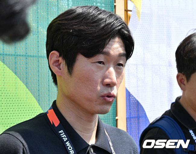 [OSEN=몬테레이(멕시코), 이대선 기자] 24일(한국시간) 멕시코 몬테레이에 위치한 에스타디오 유니버시타리오에서 대한민국 축구 대표팀의 훈련이 진행됐다.대한민국 축구대표팀은 오는 25일 오전 10시 멕시코 몬테레이 스타디움에서 남아프리카공화국을 상대로 2026 국제축구연맹(FIFA) 북중미 월드컵 조별리그 A조 최종 3차전을 치른다. 박지성 해설위원이 인터뷰를 하고 있다. 20206.06.24 /sunday@osen.co.kr