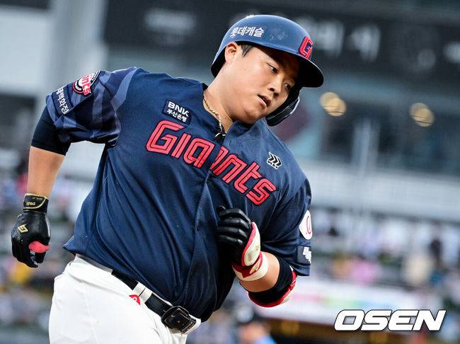[OSEN=수원, 조은정 기자]3일 수원 KT위즈파크에서 ‘2026 신한 SOL Bank KBO리그’ KT 위즈와 롯데 자이언츠의 경기가 열렸다.홈팀 KT는 로건, 방문팀 롯데는 김진욱을 선발로 내세웠다.4회초 1사 1루에서 롯데 한동희가 선제 투런 홈런을 날린 뒤 베이스를 돌고 있다. 2026.07.03 /cej@osen.co.kr