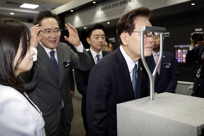 삼성 AR글라스 체험하는 李대통령 - 이재명 대통령이 2일 충남 아산에서 열린 ‘충청권 첨단산업 발전비전 국민보고회’에 앞서 삼성디스플레이의 증강현실(AR) 글라스를 체험하고 있다. 뒷줄 왼쪽부터 이재용 삼성전자 회장, 강훈식 청와대 비서실장. 아산 뉴스1