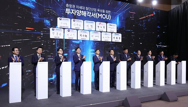 이재명 대통령 주재로 2일 충남 아산시에서 열린 충청권 첨단산업 발전비전 국민보고회에서 정부 및 기업 관계자들이 차세대 첨단산업 육성을 위한 투자협약식을 하고 있다. 연합뉴스