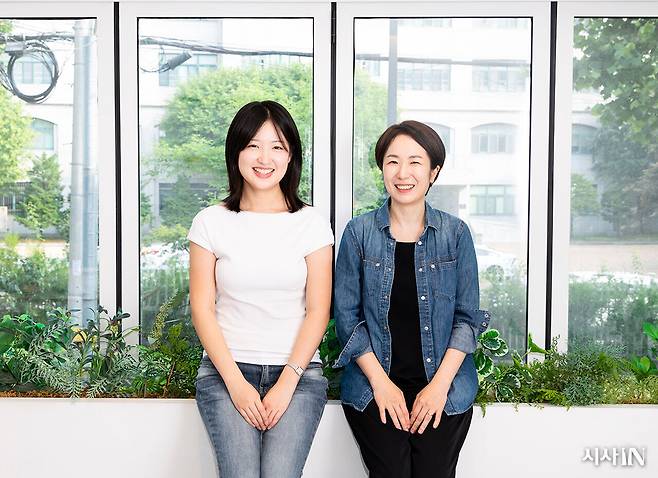 케이팝포플래닛 공동창업자 김혜경 씨(오른쪽)와 캠페이너 이다연 씨. 케이팝포플래닛은 케이팝 팬들이 만든 기후 단체다. ⓒ김흥구