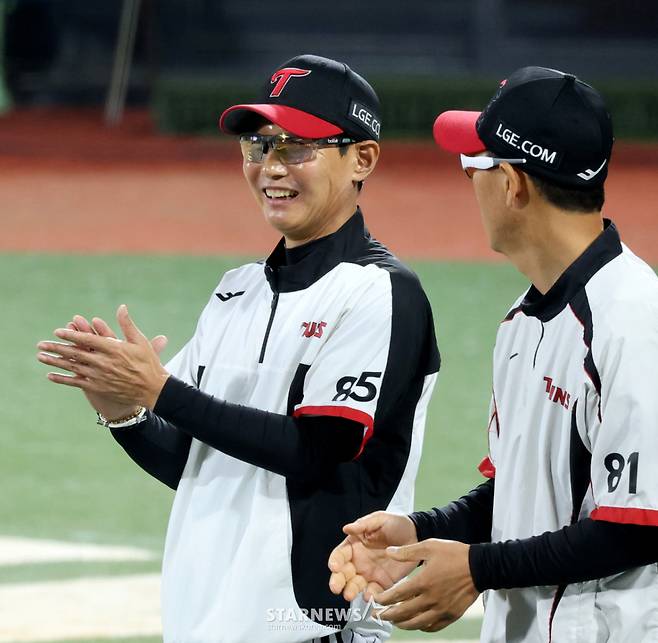 염경엽 LG 트윈스 감독(왼쪽). /사진=강영조 선임기자