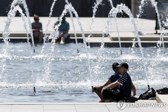 미국 워싱턴DC 제2차 세계대전 기념비 분수대에서 더위를 식히는 시민들 [EPA=연합뉴스. 재판매 및 DB 금지]
