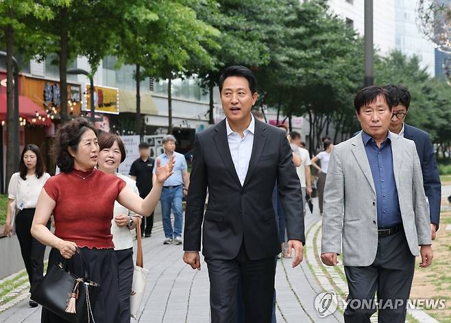 마곡미술길 찾은 오세훈 서울시장 (서울=연합뉴스) 이진욱 기자 = 오세훈 서울시장이 3일 서울 강서구 마곡미술길을 방문, 거리에 대한 설명을 듣고 있다. 2026.7.3 cityboy@yna.co.kr