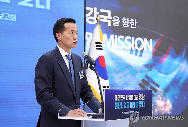 한화, 영남권 투자계획 발표 (진주=연합뉴스) 김도훈 기자 = 김동관 한화그룹 부회장이 3일 경남 진주시에서 이재명 대통령 주재로 열린 영남권 첨단산업 발전비전 국민보고회에서 투자계획을 발표하고 있다. 2026.7.3 [청와대통신사진기자단] superdoo82@yna.co.kr