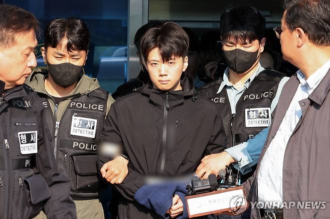 포토라인 선 '여고생 흉기 살인' 장윤기 [연합뉴스 자료사진]