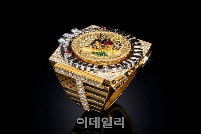 6월30일 공개된 이 반지는 도널드 트럼프 미국 대통령을 위해 벨기에 안트베르펜의 다이아몬드 디자이너 데이비드 고틀립이 제작한 것으로 알려졌다. [사진 AP통신]
