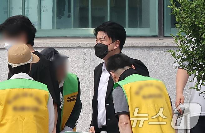 음주 운전 뺑소니 혐의로 복역 중이던 가수 김호중(35)이 30일 경기 여주시 소망교도소에서 가석방으로 출소하고 있다. 김호중은 본래 1·2심에서 2년 6개월 형을 받아 오는 11월 출소 예정이었지만 최근 가석방 심사에 통과해 약 5개월 출소 시기를 당기게 됐다. (공동취재) ⓒ 뉴스1 권현진 기자