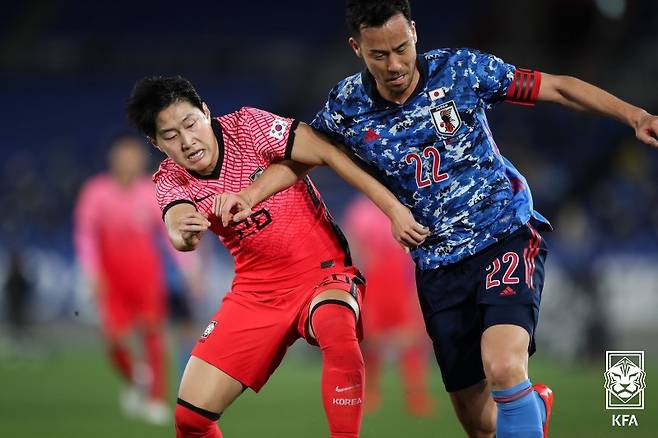 한일전에서 공을 다투는 이강인(왼쪽)(대한축구협회 제공) 2021.3.25 ⓒ 뉴스1