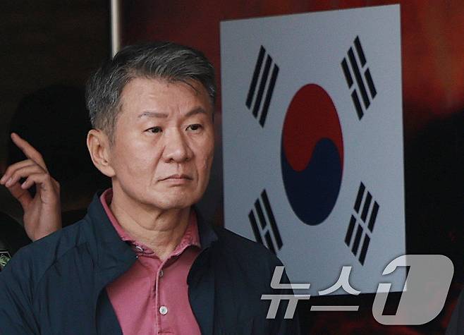 정몽규 축구협회장이 28일(현지시간) 멕시코 할리스코 과달라하라에 위치한 대표팀 숙소를 나서고 있다. 2026.6.29 ⓒ 뉴스1 박지혜 기자