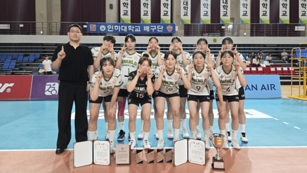 광주여자대학교 배구부가 2026 대한항공배 전국대학배구 고성대회에서 '전 경기 전승'의 기록으로 대회 우승컵을 들어안았다 ((광주여대 배구부). /사진=광주여자대학교