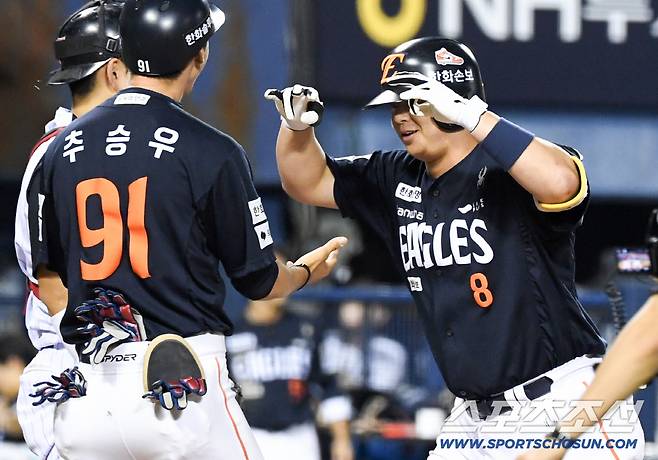 앞선 타석 침묵하던 노시환은 8회 투런포를 날린 뒤 활짝 웃었다.