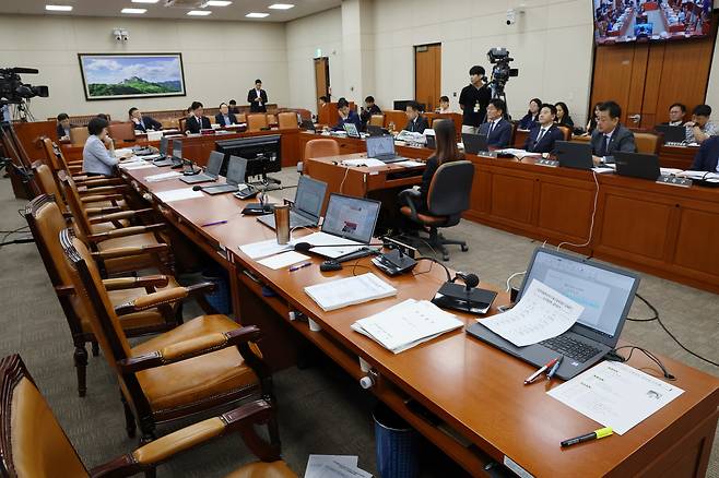 지난해 7월 국회 환경노동위원회 회의장이 야당의 퇴장으로 비어있다. 민주노총 위원장 출신 김영훈 고용노동부 장관 후보자가 인사 청문회에서 "북한은 주적이 아니다"라고 발언한 여파였다. /남강호 기자