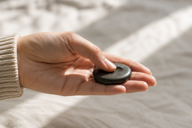 워리스톤(Worry Stone). 해당 이미지는 AI로 제작됨.
