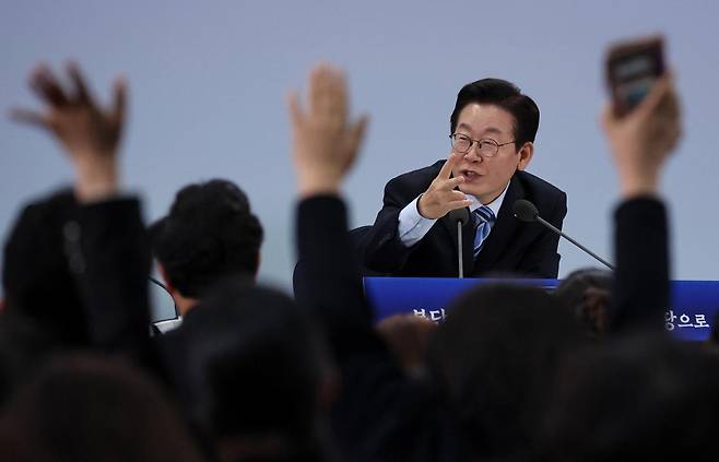 지난해 11월 경기 파주 라이브러리스테이 지지향에서 이재명 대통령 주재로 '경기 북부의 마음을 듣다' 타운홀 미팅 간담회가 진행되고 있다. 왕태석 선임기자