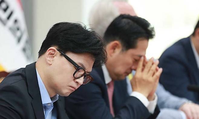 2024년 10월 31일, 당시 한동훈 대표(왼쪽)와 장동혁 최고위원이 최고위원회의에 참석한 모습. (국민의힘)
