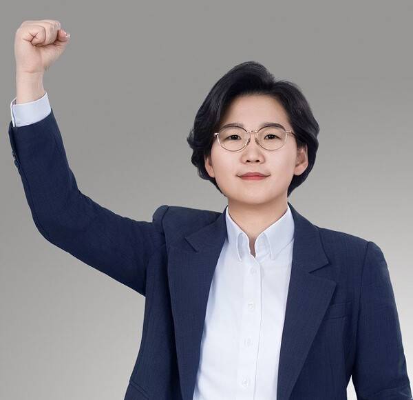 김보미(36) 전 전남광주통합특별시 강진군의회 의장이 “계란으로 바위를 깨겠다”며 더불어민주당 당대표 선거 출마를 공식 선언하고 “민주당을 다시 국민이 선택하는 정당으로 만들겠다”고 밝혔다. /김보미 전 의장