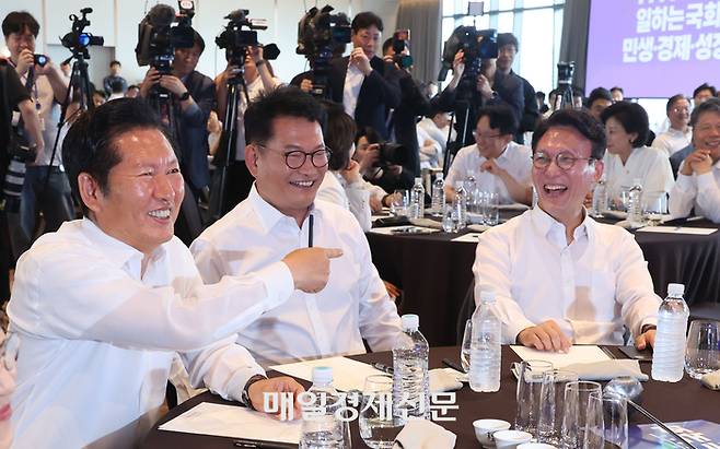 더불어민주당 정청래 전 대표(왼쪽부터), 송영길 의원, 김민석 전 국무총리가 3일 서울 용산구 한 호텔에서 열린 민주당 국회의원 워크숍에 참석해 미소짓고 있다.  [이승환기자]