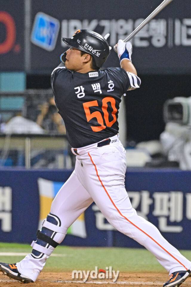 3일 서울 잠실야구장에서 열린 '2026 신한 SOL KBO리그' 한화 이글스와 LG 트윈스 경기. 한화 강백호가 9회초 2사 3루에 투런포를 치고 있다./잠실=한혁승 기자 hanfoto@mydaily.co.kr