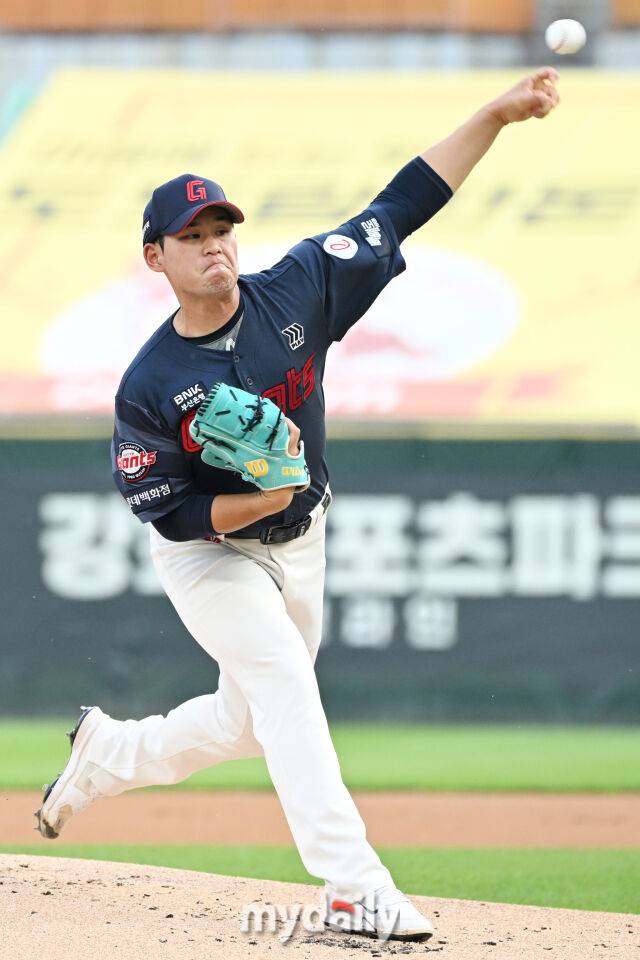16일 인천 SSG랜더스필드에서 열린 '2026 신한 SOL KBO리그' 롯데 자이언츠와 SSG 랜더스 경기. 롯데 선발 투수 김진욱이 힘차게 투구하고 있다./한혁승 기자