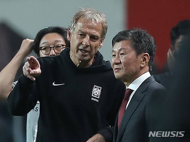 [서울=뉴시스] 김명년 기자 = 정몽규 대한축구협회장이 위르겐 클린스만 축구 대표팀 감독을 일방적으로 임명했다며 시민단체로부터 강요, 업무방해, 업무상 배임 등 혐의로 고발 당하자 서울 종로경찰서가  서울경찰청으로부터 사건을 배당 받아 수사에 착수했다고 19일 밝혔다. 사진은 지난해 10월 13일 서울 마포구 서울월드컵경기장에서 열린 하나은행 초청 축구 국가대표 평가전 대한민국과 튀니지의 경기에서 클린스만 감독과 대화하고 있는 정몽규 회장. 2024.02.19. kmn@newsis.com
