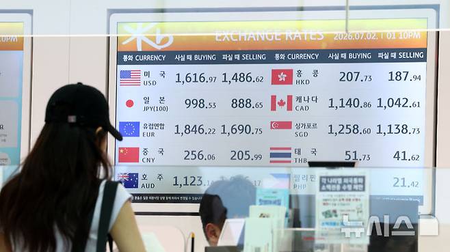 [인천공항=뉴시스] 전신 기자 = 원·달러 환율이 1,550원을 웃돌며 고공행진 중인 가운데 2일 인천국제공항 제2터미널 은행 환전 창구에 원·달러 환율이 표시돼 있다. 2026.07.02. photo1006@newsis.com