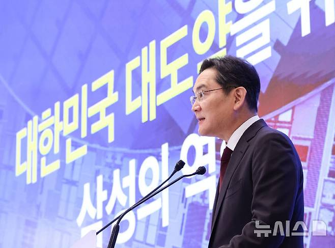 [서울=뉴시스] 조성봉 기자 = 이재용 삼성전자 회장이 29일 청와대 영빈관에서 열린 ‘대한민국 대도약 3대 메가프로젝트 국민보고회’에서 투자 계획 발표를 하고 있다. 2026.06.29. suncho21@newsis.com