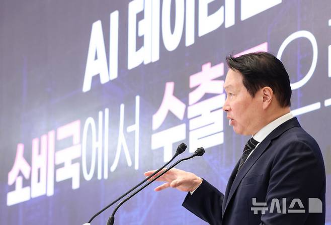 [서울=뉴시스] 조성봉 기자 = 최태원 SK 회장이 29일 청와대 영빈관에서 열린 ‘대한민국 대도약 3대 메가프로젝트 국민보고회’에서 투자 계획 발표를 하고 있다. 2026.06.29. suncho21@newsis.com