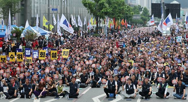 민주노총과 한국노총 공공부분 노동조합 소속회원들이 4일 서울 중구 숭례문 앞 세종대로에서 '멈춰라 일방통행! 열어라 노정교섭! 양대노총 공공노동자 총력투쟁 결의대회'를 하고 있다. 연합뉴스