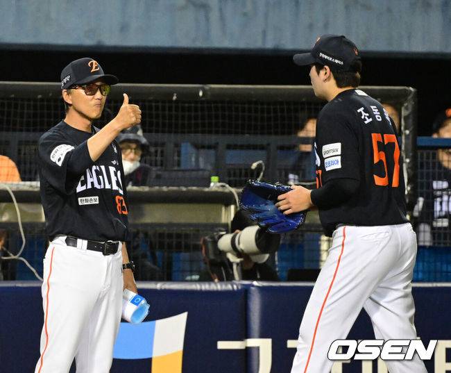 [OSEN=잠실, 지형준 기자] 3일 서울 잠실야구장에서 2026 신한 SOL KBO리그 LG 트윈스와 한화 이글스의 경기가 열렸다.이날 LG는 웰스, 한화는 화이트를 선발투수로 내세웠다.&nbsp;8회말 2사 2,3루에서 한화 조동욱이 LG 송찬의를 삼진 처리하자 김우석 코치가 기뻐하고 있다. 2026.07.03 / jpnews@osen.co.kr