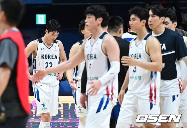 [OSEN=고양, 최규한 기자] 3일 오후 경기도 고양 소노 아레나에서 ’2027 FIBA 카타르 농구월드컵’ 아시아 예선 1라운드 5차전 대한민국과 대만의 경기가 열렸다.한국은 이날 연장 승부 끝에 80-82로 대만에 경기를 내줬다.경기를 마치고 한국 여준석을 비롯한 선수들이 아쉬워하고 있다. 2026.07.03 / dreamer@osen.co.kr