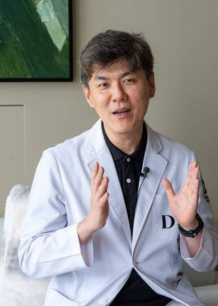 성현철 원장은 “얼굴 각질은 피부를 보호하는 천연 장벽이므로 과도하게 제거해서는 안 된다”고 말했다. 홍태식 객원기자