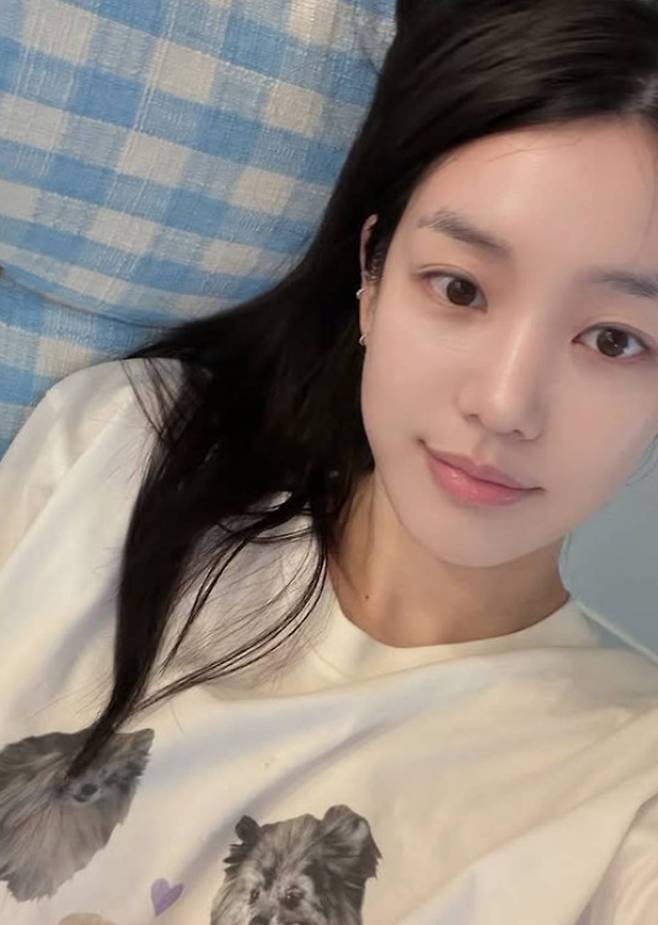 Actress Lee Yu-bi posted several photos of her daily life on her social media, showcasing her doll-like beauty and adorable charm. In the photos, Lee Yu-bi shared candid moments from her everyday life, such as striking a pose to form a heart shape and posing with a Pokémon-themed cake.She also shared photos of herself working out at the gym, revealing the beautiful appearance and figure she maintains through strict self-discipline. These glimpses into Lee Yu-bis life have drawn admiration from many netizens and are garnering significant attention.