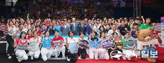 5일 오후 광명시 광명시민체육관에서 열린 PBA 팀리그 2026-2027 광명시 투어, 웰컴저축은행 웰컴피닉스와 하나카드 하나페이의 경기에서 선수들이 기념사진을 찍고 있다. 임채운기자
