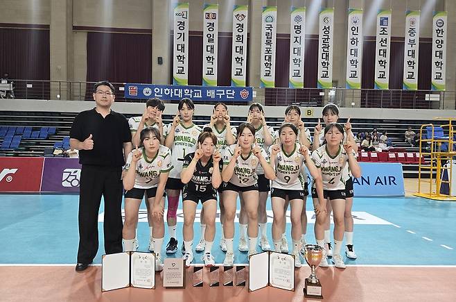 2026 대한항공배 전국대학배구 고성대회에서 무실세트 우승을 차지한 광주여대 선수단이 기념촬영을 하고 있다.   <광주여대 제공>