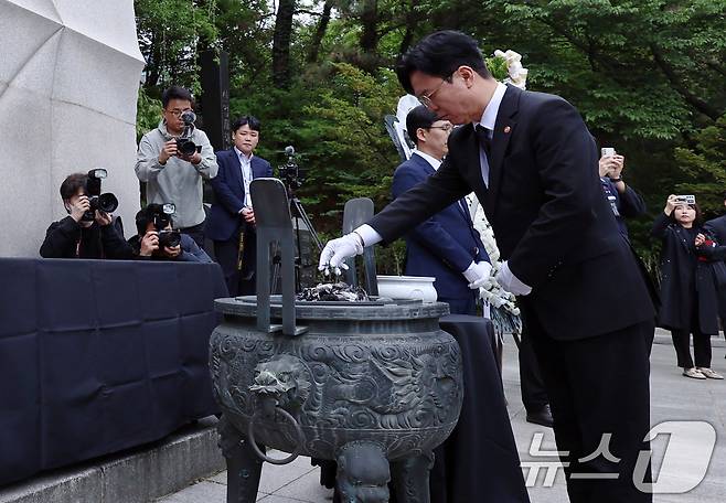 김영훈 고용노동부 장관이 28일 오후 산업재해노동자의 날을 맞아 노사정 대표자들과 함께 서울 동작구 보라매공원 내 산재희생자 위령탑을 찾아 참배하고 있다. 2026.4.28 ⓒ 뉴스1 구윤성 기자