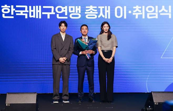(서울=연합뉴스) 서대연 기자 = 이호진 한국배구연맹 신임 총 재(가운데)가 3일 서울 용산구 그랜드 하얏트 서울에서 열린 한국배구연맹 총재 이·취임식에서 대한항공 한선수(왼쪽), 흥국생명 김수지에게 축하를 받은 뒤 기념사진을 찍고 있다. 2026.7.3       dwise@yna.co.kr  <저작권자(c) 연합뉴스, 무단 전재-재배포, AI 학습 및 활용 금지>