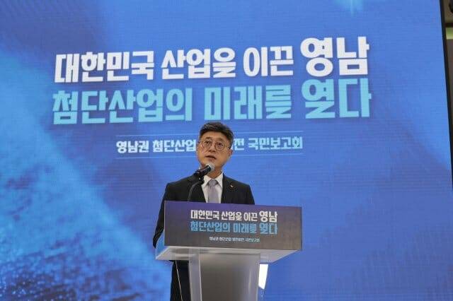 정재헌 SK텔레콤 CEO가 ‘영남권 첨단산업 육성전략 국민보고회’에서 AI 데이터센터 투자 계획을 발표하고 있다.