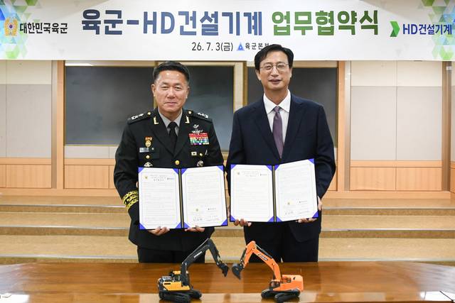 문재영(오른쪽) HD건설기계 사장과 하헌철 육군본부 군수참모부장 소장이 지난 3일 충남 계룡대에서 ‘건설장비 무인화 등 기술 교류 및 정비 인력 양성을 위한 업무협약’을 체결한 뒤 기념촬영을 하고 있다. HD건설기계 제공.