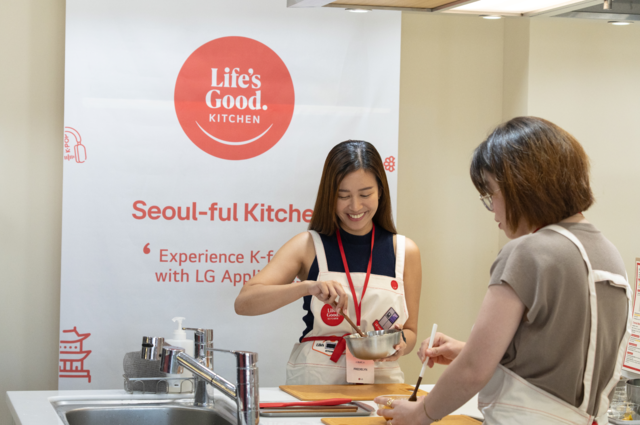 사진은 글로벌 고객들이 서울풀 키친 챌린지에 참여하고 있는 모습. LG전자 제공