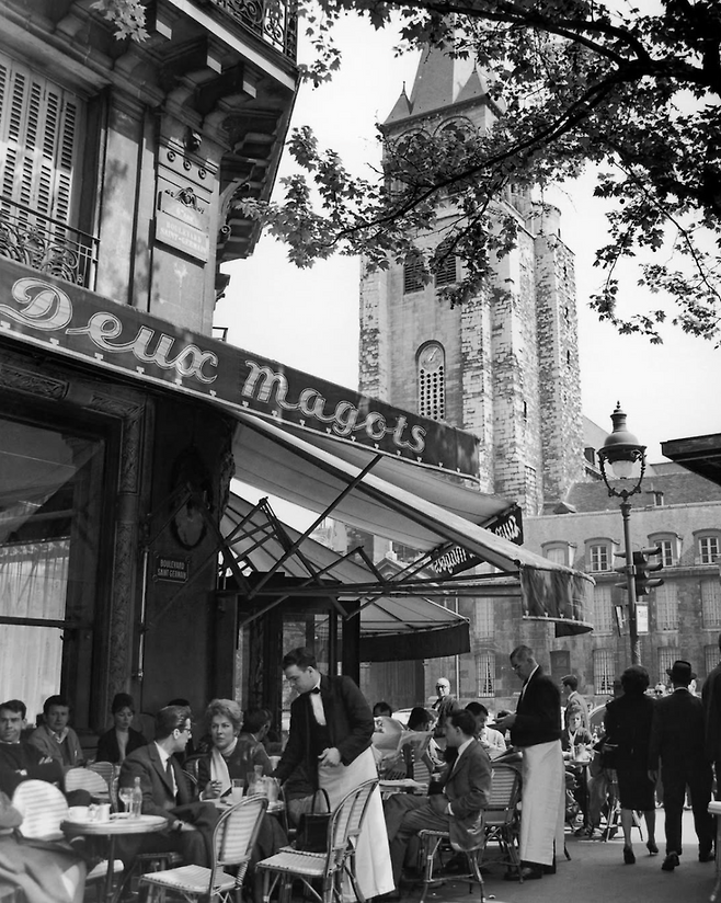 1960년대에도 카페 레되마고의 테라스는 사람들이 머물며 대화하는 공간의 역할을 했다. 길 건너 로마네스크와 고딕 양식을 갖고 있는 1500년에 가까운 역사를 가진 생제르맹데프레 성당이 보인다./사진=카페 레되마고 인스타그램 캡처