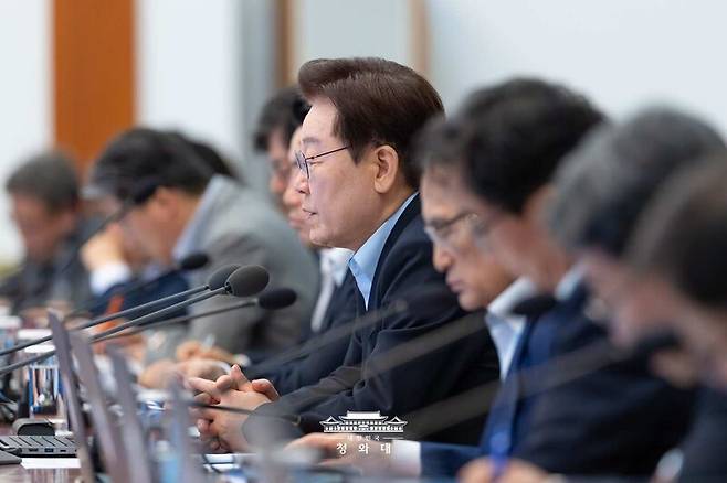 이재명 대통령이 7월 2일 청와대에서 수석·보좌관 회의를 주재하고 있다. 청와대 제공