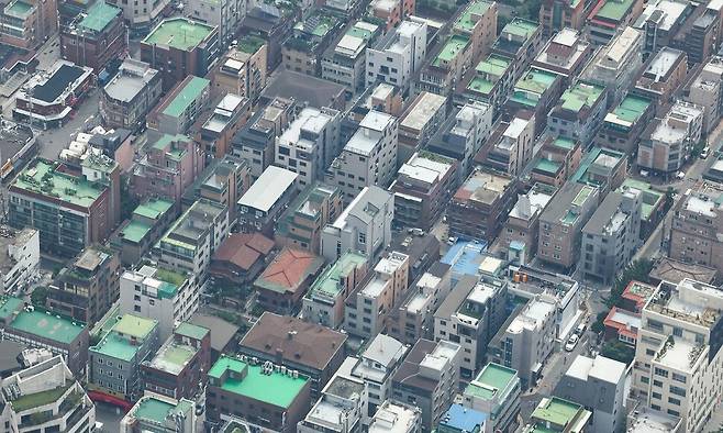 서울 송파구 롯데월드타워 전망대 서울스카이에서 바라본 서울 시내 빌라 단지의 모습. 연합뉴스
