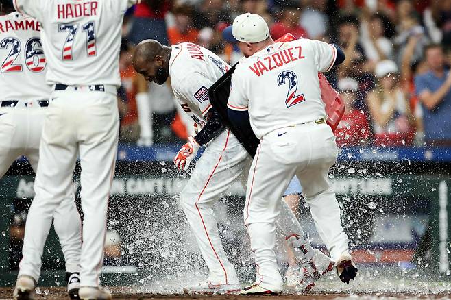 <yonhap photo-6195=""> 60홈런 생산 페이스를 보여줬던 카일 슈와버(33·필라델피아 필리스)가 주춤하다. 요르단 알바레즈(29·휴스턴 애스트로스)가 턱밑까지 추격했다. HOUSTON, TEXAS - JULY 04: Yordan Alvarez #44 of the Houston Astros is congratulated by teammates after hitting a two run walk off home run in the ninth inning against the Tampa Bay Rays at Daikin Park on July 04, 2026 in Houston, Texas. Tim Warner/Getty Images/AFP (Photo by Tim Warner / GETTY IMAGES NORTH AMERICA / Getty Images via AFP)/2026-07-05 11:50:26/ <저작권자 ⓒ 1980~2026 ㈜연합뉴스. 무단 전재 재배포 금지, AI 학습 및 활용 금지></yonhap>