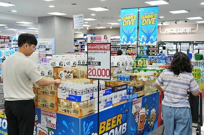 서울시 송파구에 위치한 롯데마트 제타플렉스 잠실점에서 고객들이 수입맥주를 구경하고 있다. 사진=롯데마트