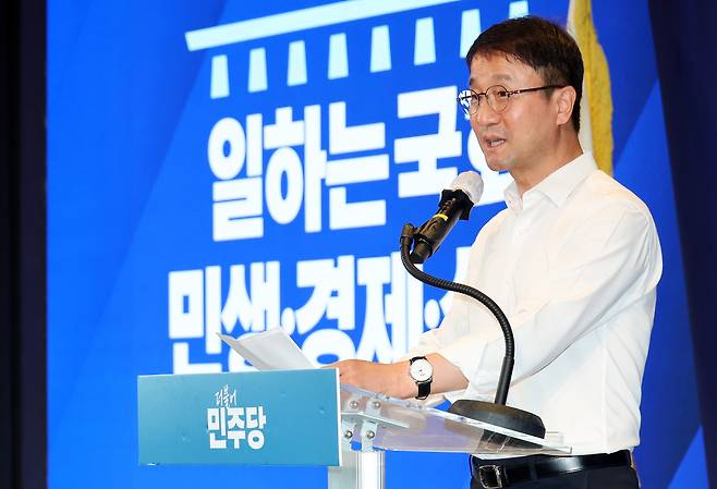 한병도 더불어민주당 대표 직무대행 겸 원내대표가 3일 서울 용산구 한 호텔에서 열린 민주당 국회의원 워크숍에 참석해 인사말하고 있다. 연합뉴스