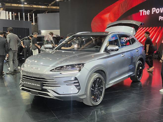 BYD가 공개한 플러그인 하이브리드(PHEV) ‘씨라이언 6 DMi’가 전시돼 있다. 박홍두 기자
