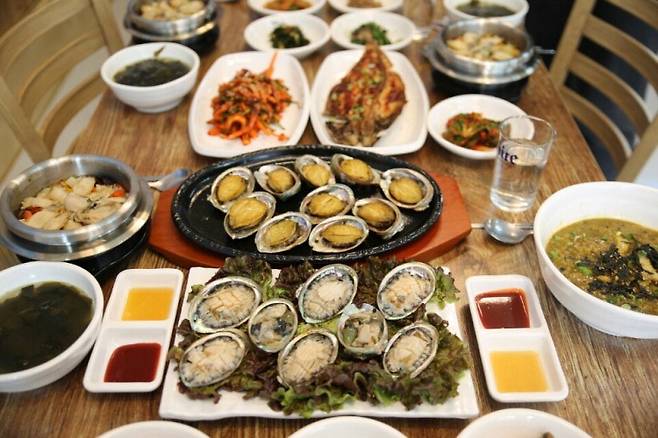 통영 전복 정식. 한국관광공사